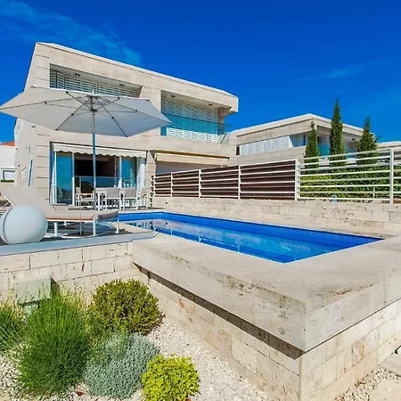 Lantana Holiday home Petrcane