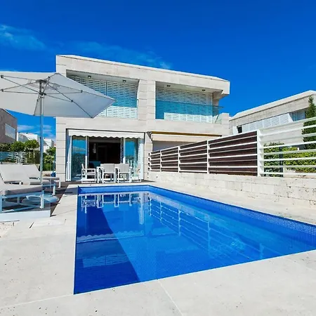 Lantana Holiday home Petrcane